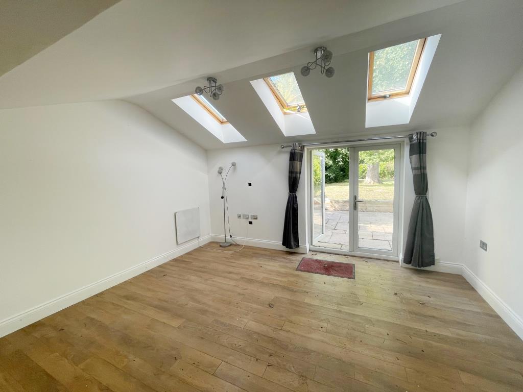 Lot: 36 - VACANT TWO-BEDROOM CHARACTERFUL COTTAGE IN NON ESTATE LOCATION -